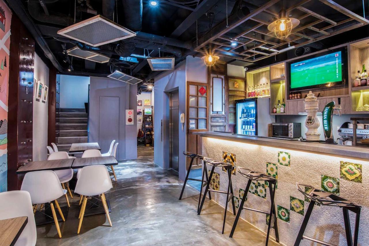 Old Door Hostel & Bar Taipei Bagian luar foto