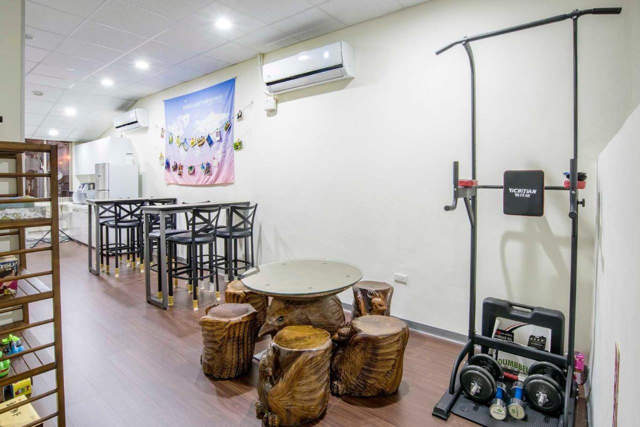 Old Door Hostel & Bar Taipei Bagian luar foto